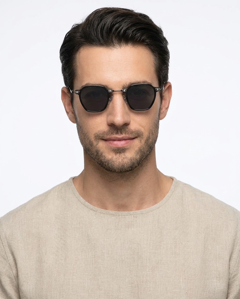 Modelo masculino usando Gafas de Sol Turin Negro Negro