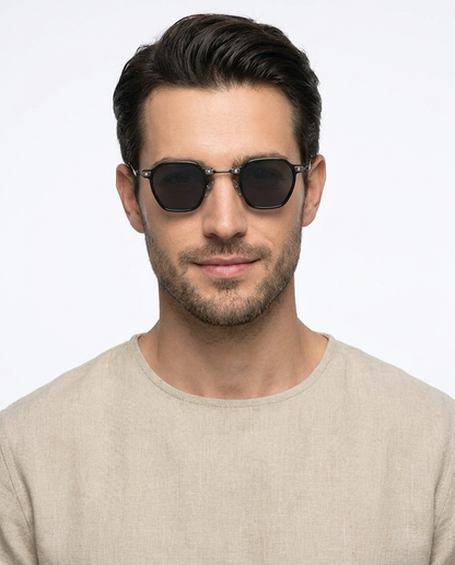Modelo masculino usando Gafas de Sol Turin Negro Negro