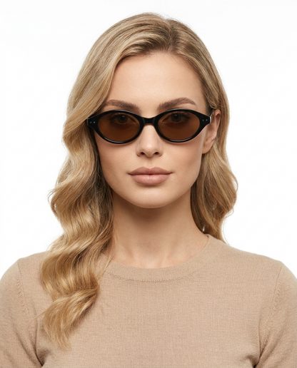 Modelo feminina usando Gafas de Sol Valeria Negro Marron