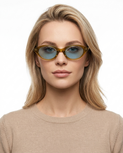 Modelo feminina usando Gafas de Sol Valeria Verde Azul