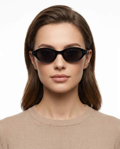 Modelo feminina usando Gafas de Sol Valeria Negro