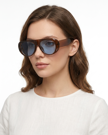 Modelo feminina usando Gafas de Sol Vera Marron Azul