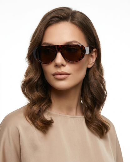 Modelo feminina usando Gafas de Sol Vera Carey Marron