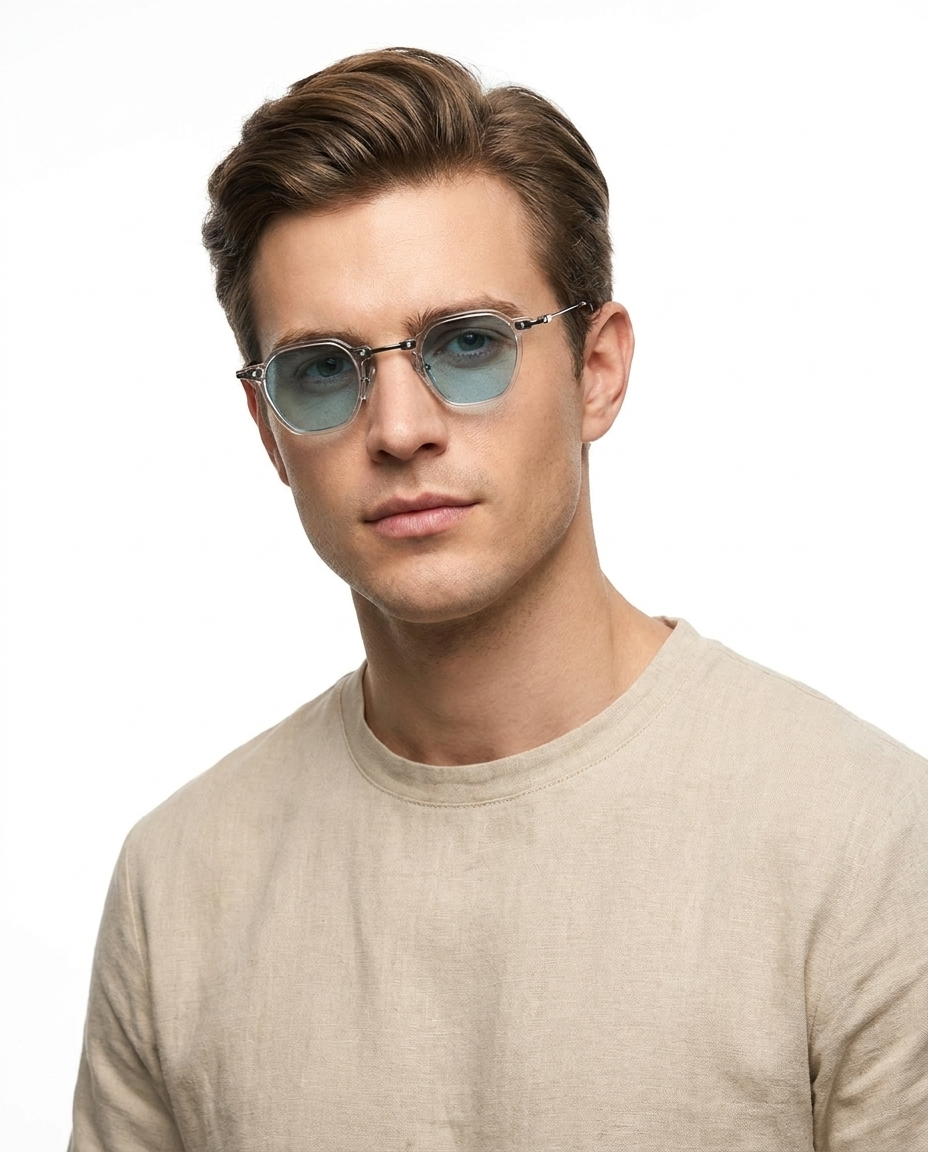 Modelo masculino usando Gafas de Sol Turin Transparente Azul