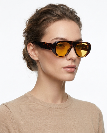 Modelo feminina usando Gafas de Sol Vera Carey Amarillo