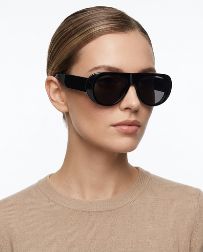 Modelo feminina usando Gafas de Sol Vera Negro Negro