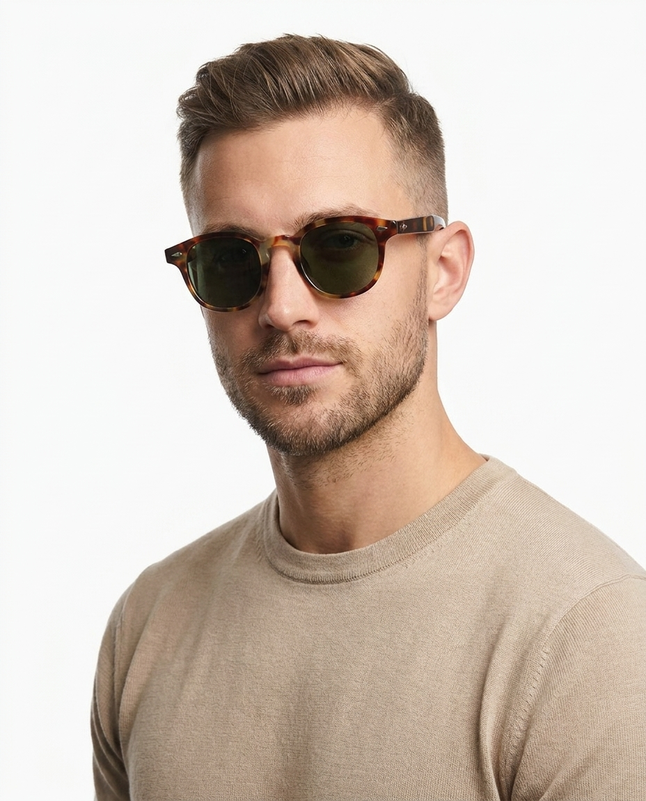 Modelo masculino usando Gafas de Sol Zahara Leopardo Verde
