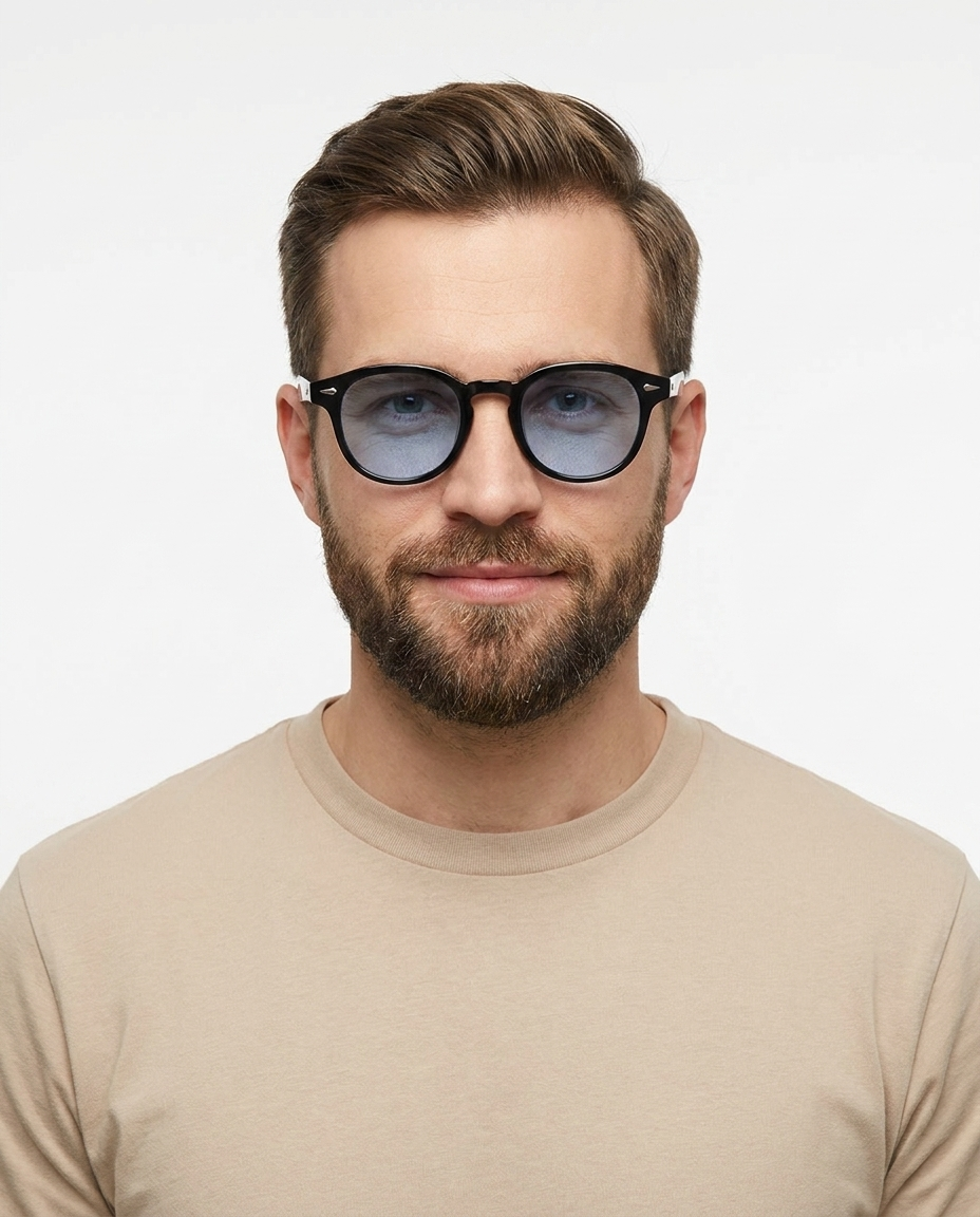 Modelo masculino usando Gafas de Sol Zahara Negro Azul