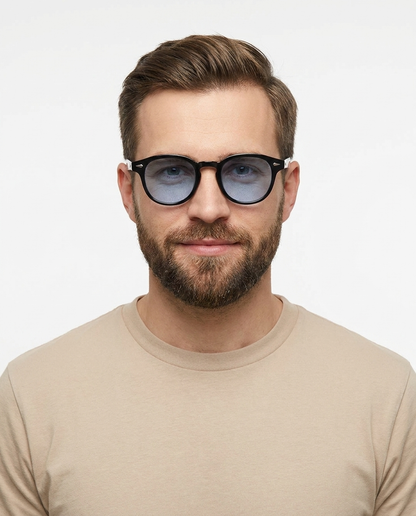 Modelo masculino usando Gafas de Sol Zahara Negro Azul