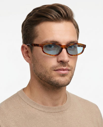 Modelo masculino usando Gafas Eros Leopardo Azul