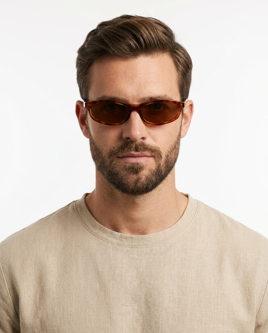 Modelo masculino usando Gafas Eros Leopardo