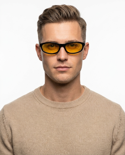 Modelo masculino usando Gafas Eros Negro y amarillo