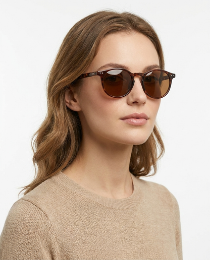 Modelo feminina usando Gafas Grove Marron
