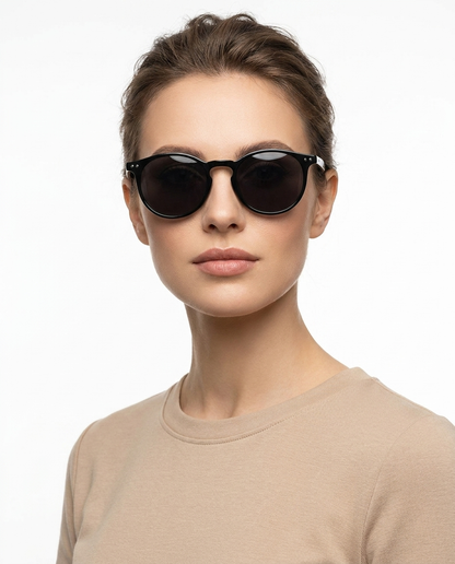 Modelo feminina usando Gafas Grove Negro
