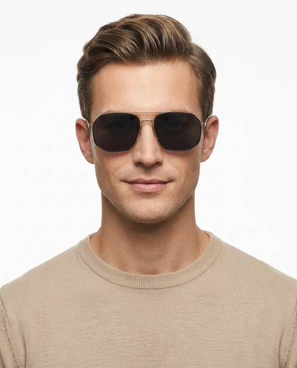 Modelo masculino usando Gafas Kelm Dorado