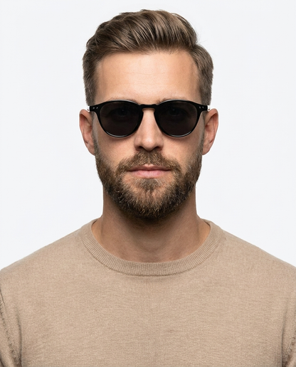 Modelo masculino usando Gafas La Paz Negro brillante