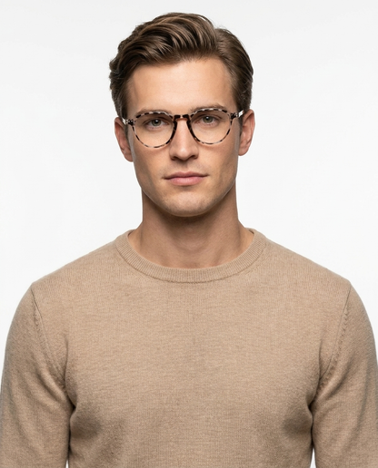Modelo masculino usando Gafas La Paz Leopardo blanco