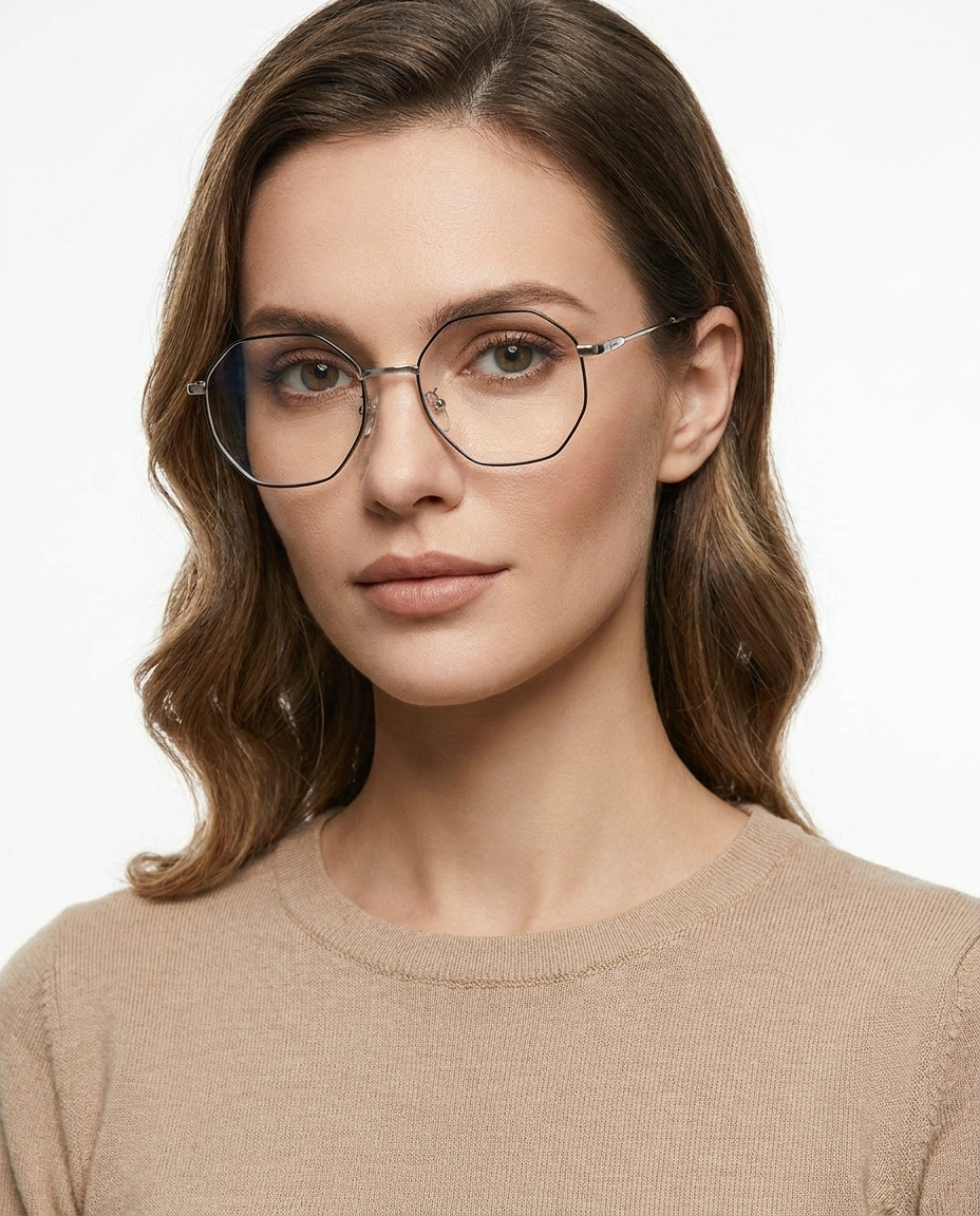 Modelo feminina usando Gafas Lae Plata con Negro