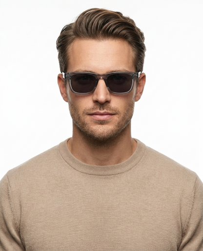 Modelo masculino usando Gafas Leon Gris