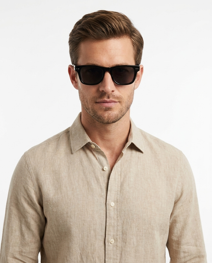 Modelo masculino usando Gafas Leon Negro