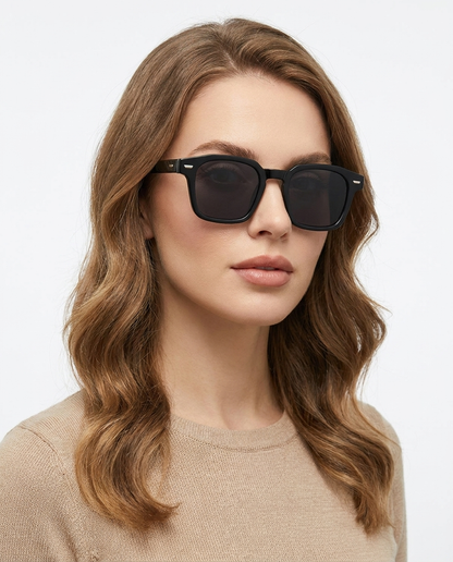 Modelo feminina usando Gafas Luca Negro