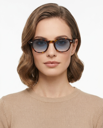 Modelo feminina usando Gafas Lux Leopardo Azul