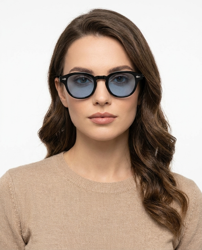 Modelo feminina usando Gafas Lux Negro con Azul