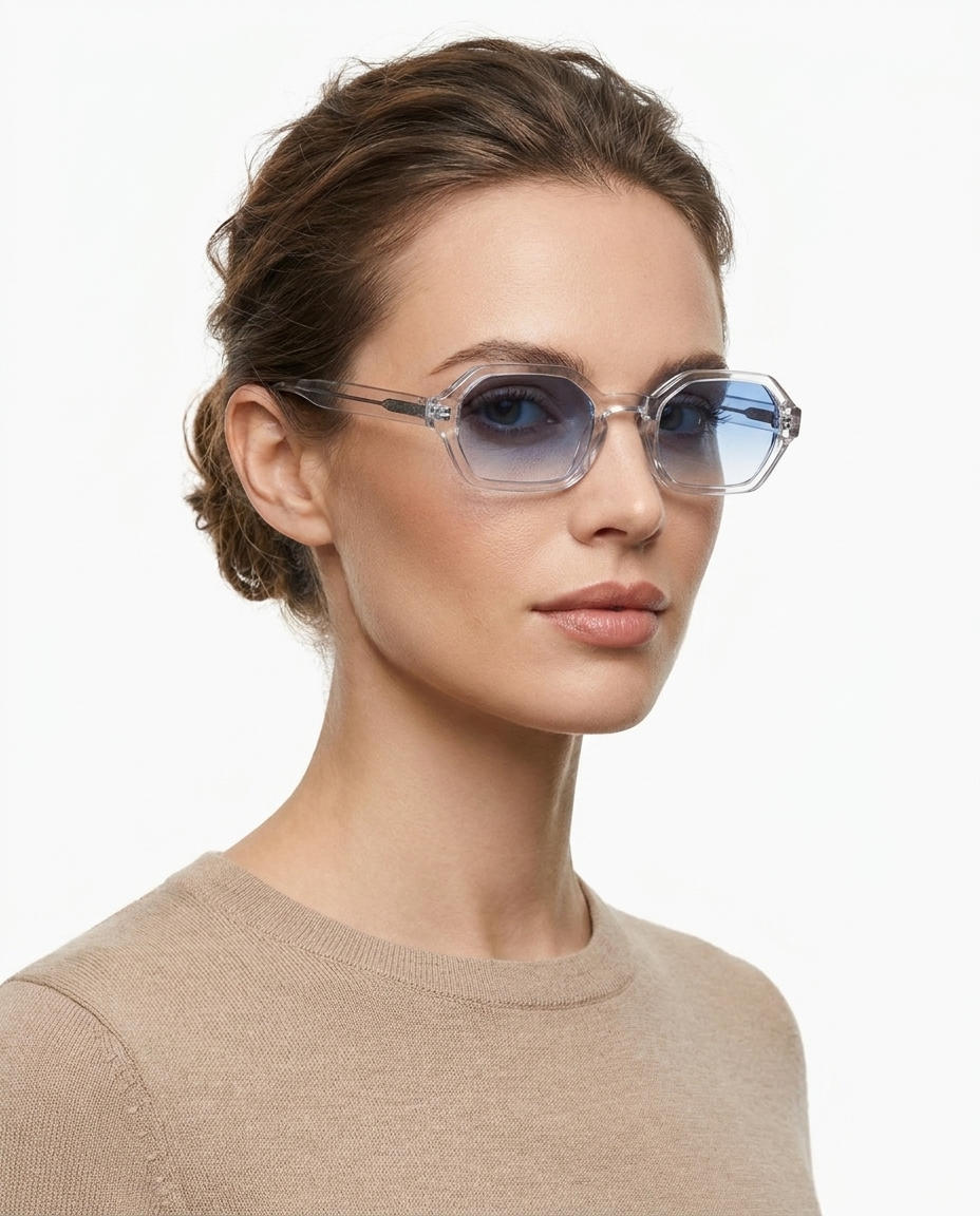 Modelo feminina usando Gafas Mar Transparente