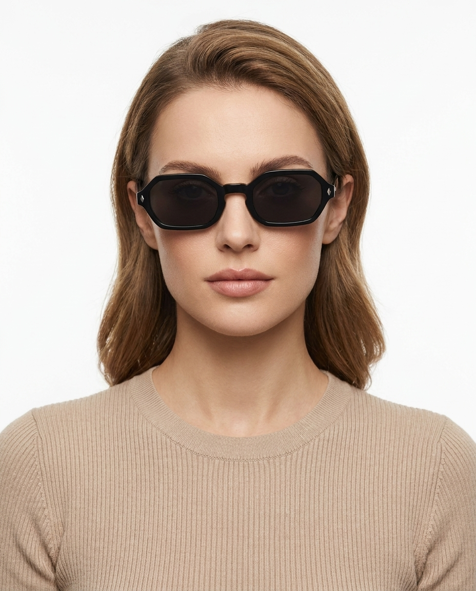 Modelo feminina usando Gafas Mar Preto