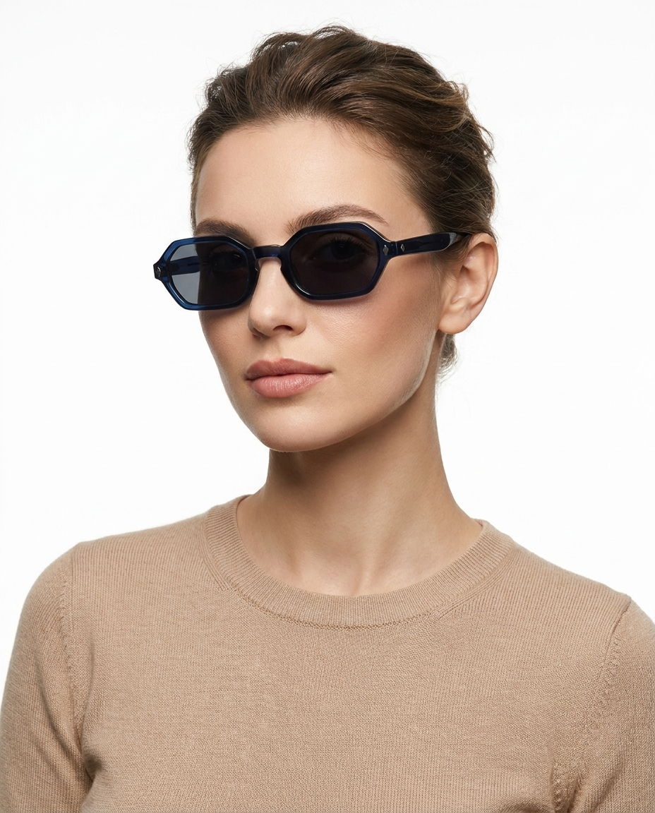 Modelo feminina usando Gafas Mar Azul Escuro