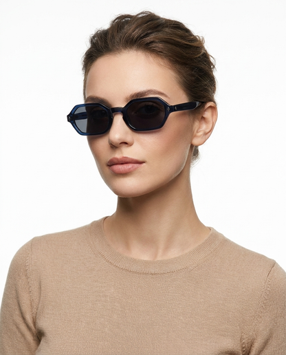 Modelo feminina usando Gafas Mar Azul Escuro