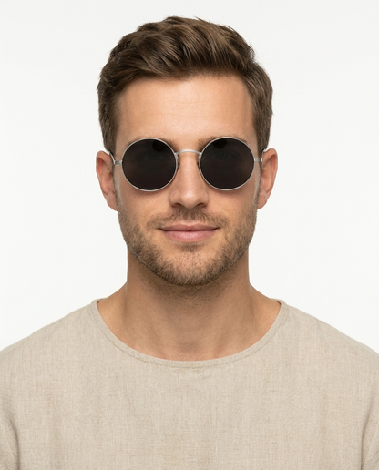 Modelo masculino usando Gafas Mello Plata