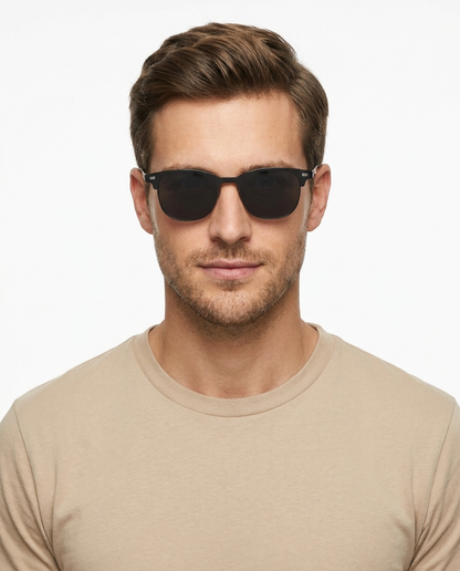 Modelo masculino usando Gafas Nate Negro con Plata