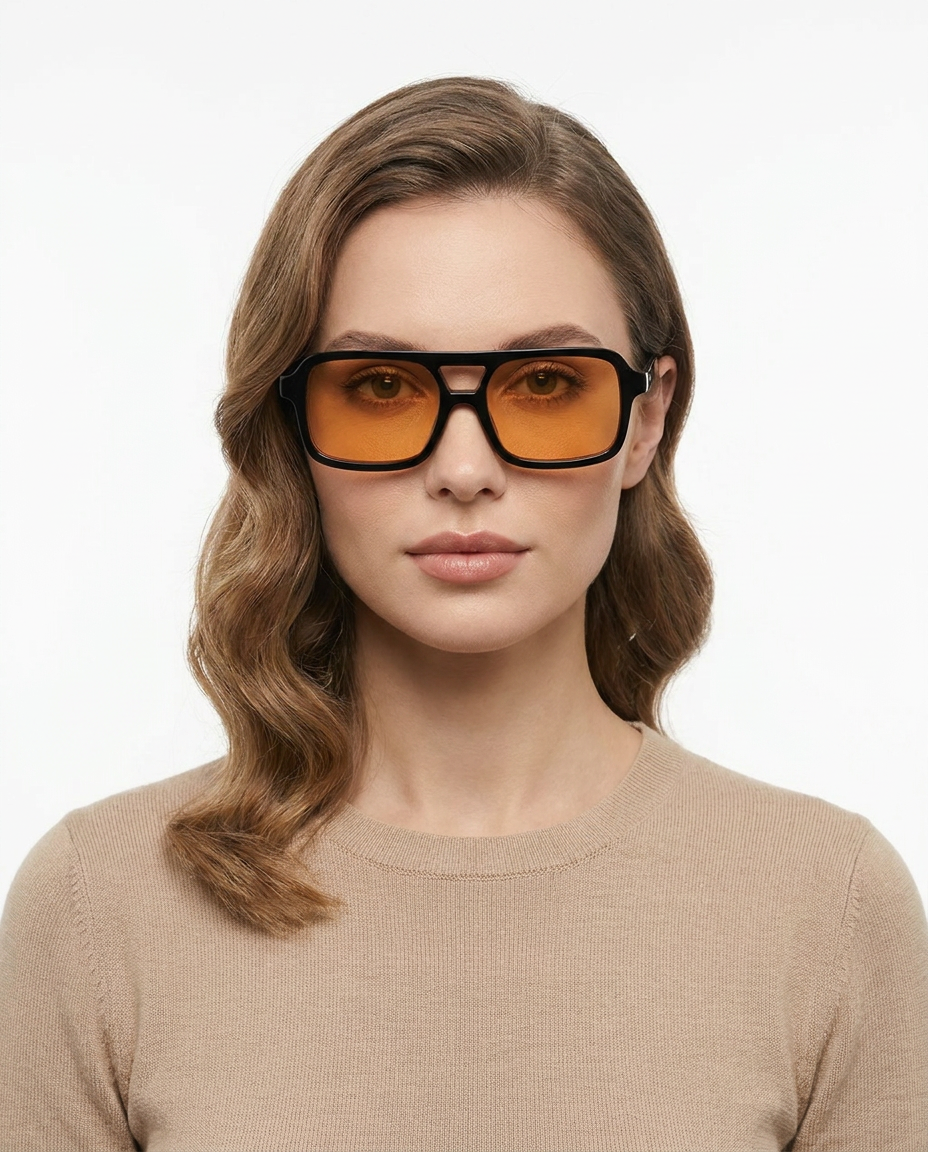 Modelo feminina usando Gafas Neo Negro con Naranja