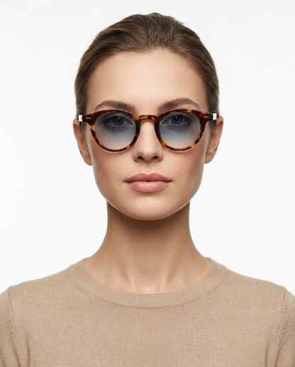 Modelo feminina usando Gafas Otto Leopardo Azul