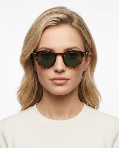 Modelo feminina usando Gafas Otto Leopardo
